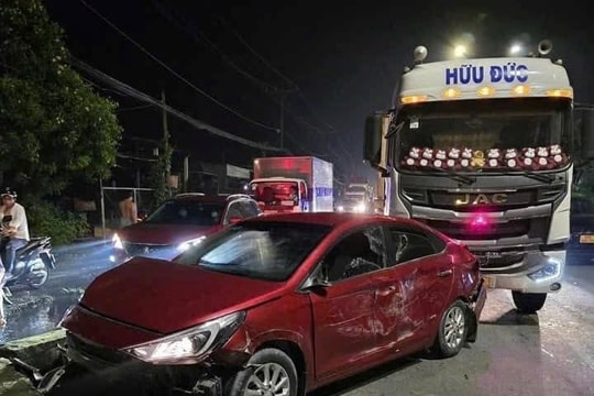 Ô tô 'điên' chở thuốc lá lậu hung hãn tông nhiều xe để tẩu thoát