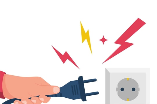 Sạc xe ô tô điện tử đồ chơi, nam sinh bị điện giật tử vong