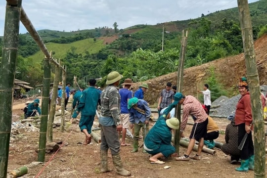 Sơn La: Hỗ trợ làm lán ở tạm cho người dân Nà Mện phải di dời do sạt lở