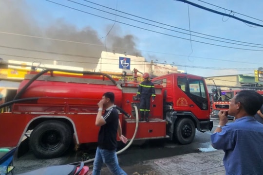 TP. Hồ Chí Minh: Cháy lớn tại xưởng tranh ở huyện Nhà Bè