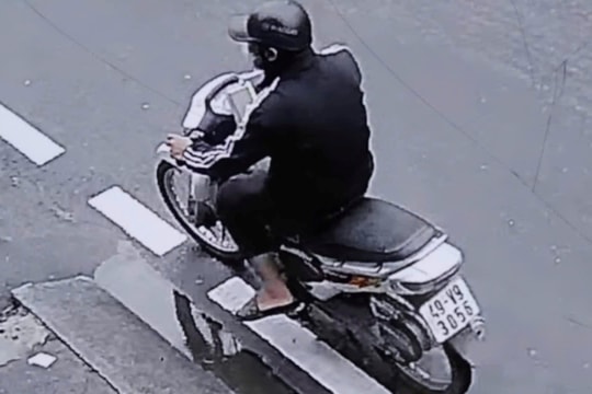 Bắt tên cướp chuyên rình người đi bộ để giật