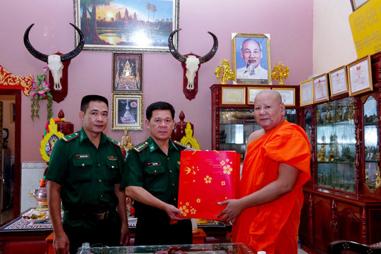 Thăm, tặng quà các chùa Khmer dịp Lễ Sene Dolta năm 2024