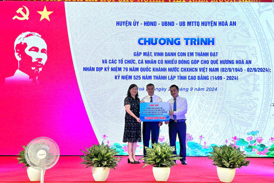 Vinh danh cá nhân, tổ chức đóng góp “vì sự phát triển quê hương” nơi miền quê cách mạng