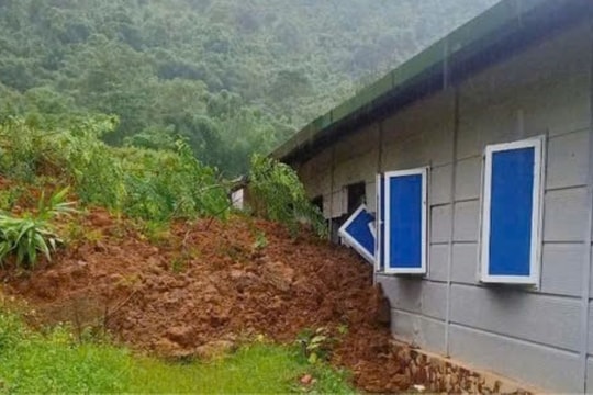 Cô giáo vừa gọi 200 học sinh ra ngoài thì sạt lở vùi lấp ký túc xá