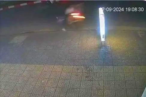 Xe máy phóng nhanh tông nữ giáo viên tử vong