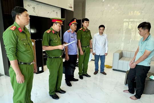 Bắt khẩn cấp nhân viên nhà băng lừa đảo hơn 10 tỉ