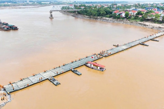 Phú Thọ: Hợp long cầu phao Phong Châu