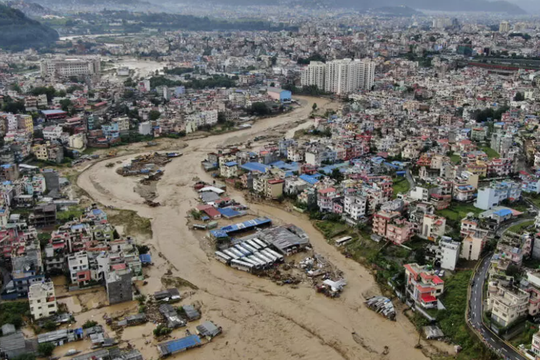 Nepal đóng cửa trường học vì lũ lụt và lở đất