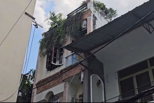 Hai người thoát chết trong vụ cháy nhà 1 trệt, 2 lầu