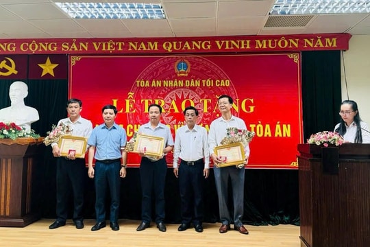 Chào cờ định kỳ đầu tuần và trao Kỷ niệm chương ‘Vì sự nghiệp Tòa án’