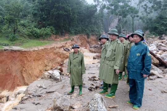 Xuất hiện vết nứt rộng trên đồi, Chủ tịch Hà Giang chỉ đạo khẩn