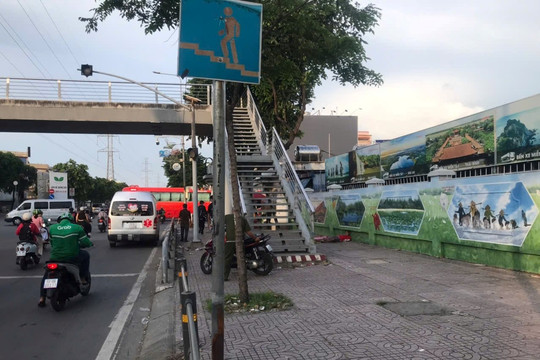 Người đàn ông tử vong trước Bến xe Miền Tây