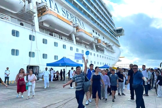 Vịnh Hạ Long lần đầu đón siêu tàu quốc tế sau bão số 3