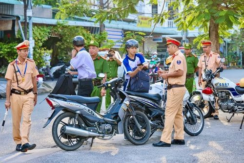 Đồng loạt ra quân cao điểm đảm bảo trật tự an toàn giao thông cho lứa tuổi học sinh