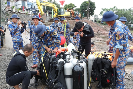 Nỗ lực tìm kiếm 4 nạn nhân mất tích trong vụ sập cầu Phong Châu