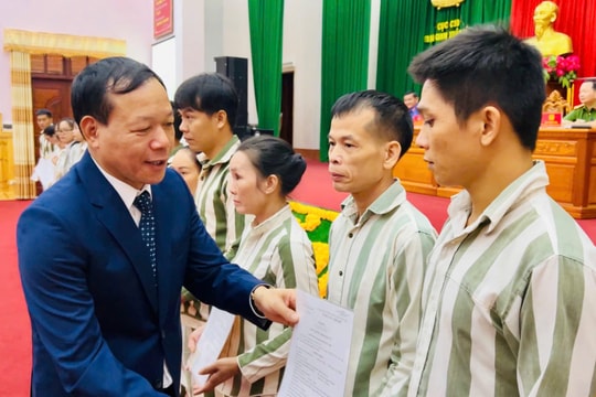 Đồng chí Nguyễn Trí Tuệ trao quyết định đặc xá tại trại giam Xuân Lộc