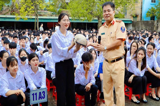 Trường THPT Hồng Đức: Học sinh được phổ biến Luật giao thông đường bộ, phòng cháy, chữa cháy và cứu nạn, cứu hộ