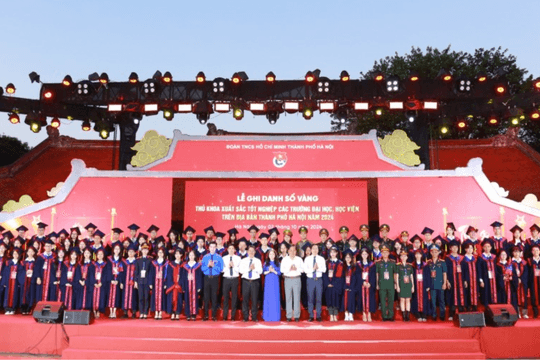 Ghi danh sổ vàng 100 thủ khoa xuất sắc Thủ đô năm 2024