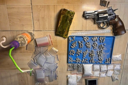 Bắt đối tượng mua bán ma túy có thủ súng để phòng thân