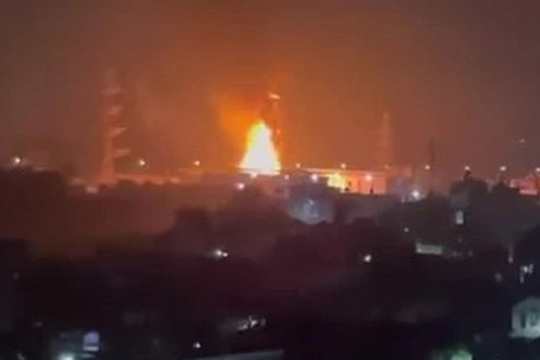 Trạm biến áp 220kV ở TP.HCM cháy dữ dội