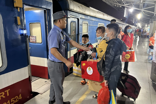 Hỗ trợ hàng nghìn vé tàu, máy bay cho người lao động về quê