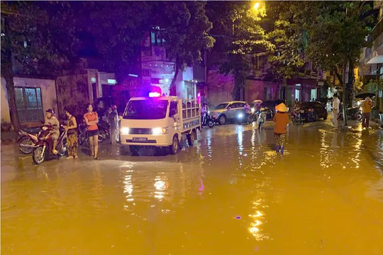 Yên Bái: Lũ lên trong đêm, nhiều điểm ở TP ngập úng