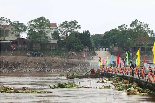 Tạm dừng hoạt động cầu phao Phong Châu do nước sông Hồng lên cao