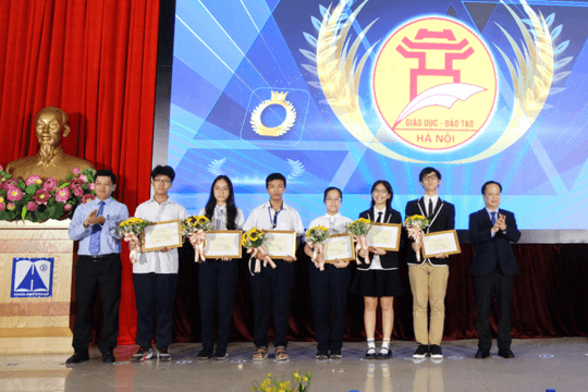 Ra mắt đội tuyển tham dự kỳ thi Olympic khoa học trẻ quốc tế