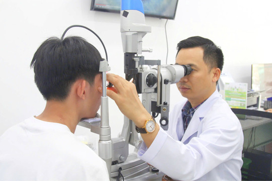 Lan tỏa tấm lòng nhân ái qua ca phẫu thuật tật khúc xạ