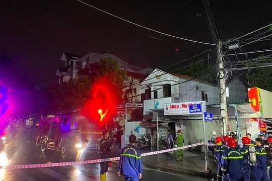 Cháy lớn ở cơ sở trầm hương tại Huế