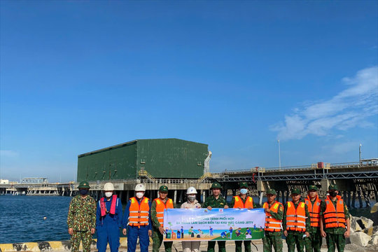 Đoàn Thanh niên BSR: Ra quân làm sạch biển tại khu vực cảng Jetty NMLD Dung Quất