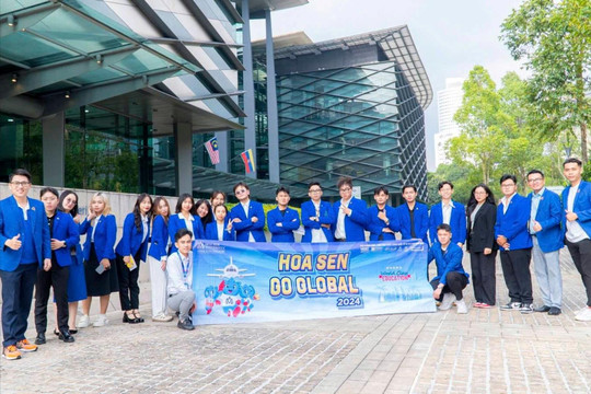 Sinh viên gặp gỡ, giao lưu với Chủ tịch sáng lập Diễn đàn Kinh tế Thế giới