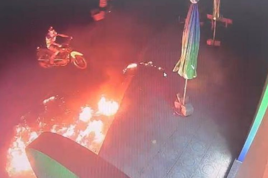 Nam thanh niên phóng hỏa trước trụ sở ngân hàng