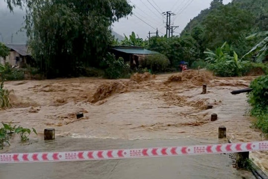 Yên Bái: Mưa lớn kèm sét đánh khiến 1 người tử vong và 113 nhà dân bị ảnh hưởng