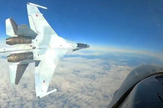 Vì sao Su-35 của Nga liều lĩnh “tạt đầu” F-16?