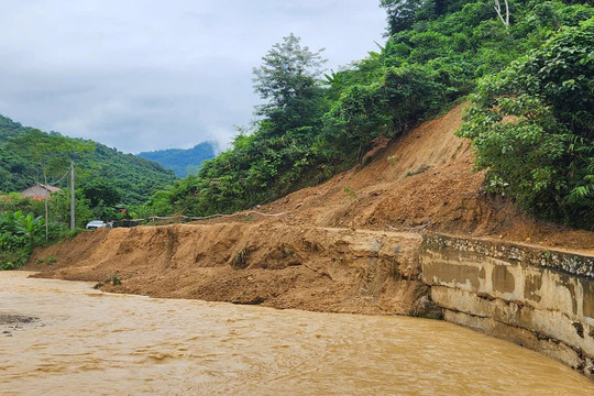 Trưởng bản cứu dân khỏi lũ quét trong đêm