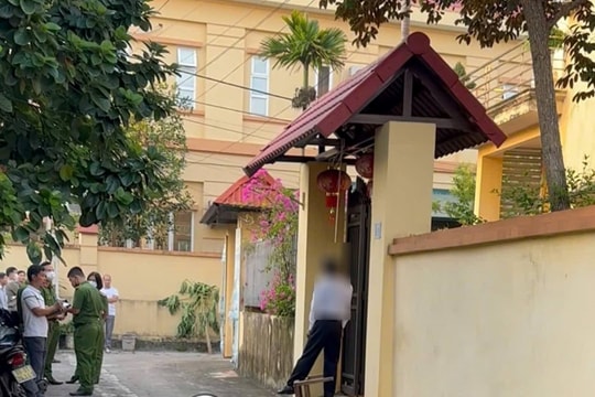Người đàn ông tử vong trước cổng nhà theo tư thế treo cổ