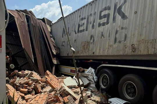 Container lao vào nhà dân ở TP.HCM
