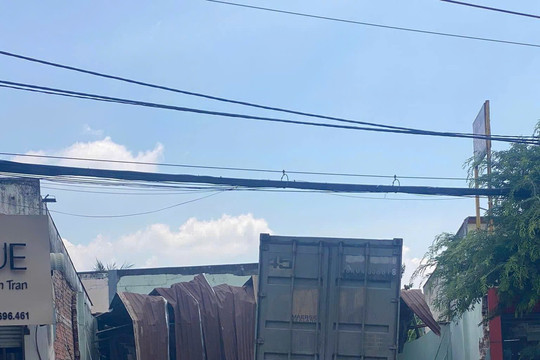 Container lao vào nhà, tài xế tử vong