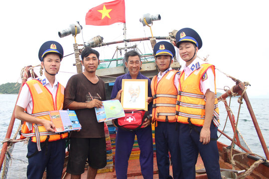 Bộ Tư lệnh Vùng Cảnh sát biển 4 đồng hành với ngư dân