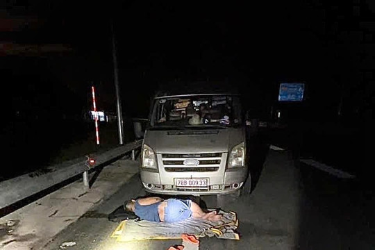 Ngủ trước đầu xe trên đường cao tốc