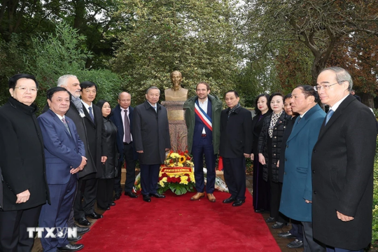 Tổng Bí thư, Chủ tịch nước Tô Lâm đặt hoa tại Tượng đài Bác Hồ ở Montreuil