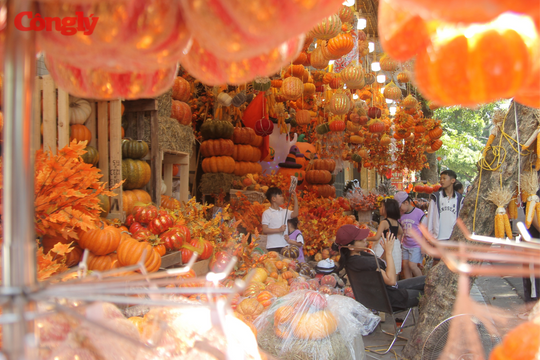 Không khí Halloween tràn ngập phố cổ Hà Nội