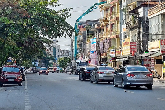 Tiềm ẩn nguy cơ mất an toàn giao thông từ các xe bồn chở bê tông