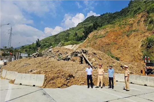 Lào Cai: Sạt lở lớn trên Tỉnh lộ 155
