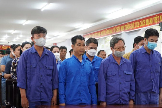 Cựu Thanh tra giao thông hầu tòa do "vòi" tiền nhà xe