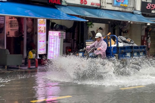 Đường phố TP.HCM lênh láng nước sau cơn mưa lớn