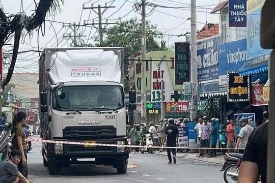 Cụ bà dắt xe đạp qua đường bị xe tải cán tử vong