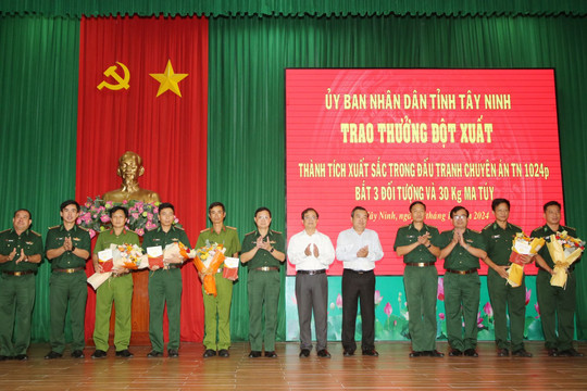 Khen thưởng đột xuất ban chuyên án bắt giữ 30kg ma túy đá