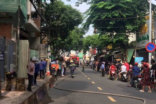 Nhà hoang ở TP.HCM bất ngờ bốc cháy
